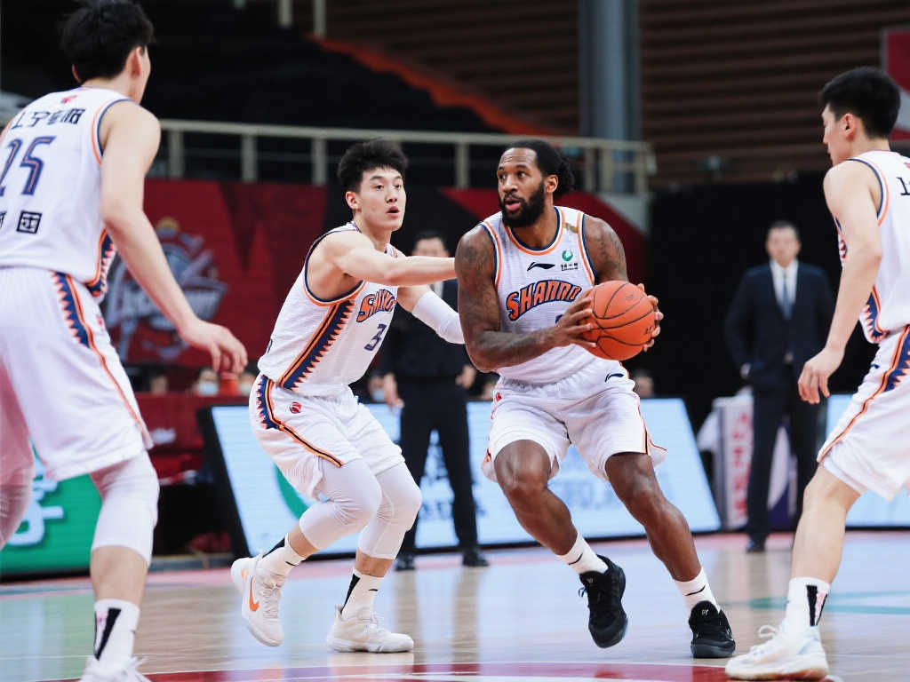 前锋伊萨克 前锋伊萨克